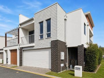 Contemporary Townhome with No Body Corporate Double Garage