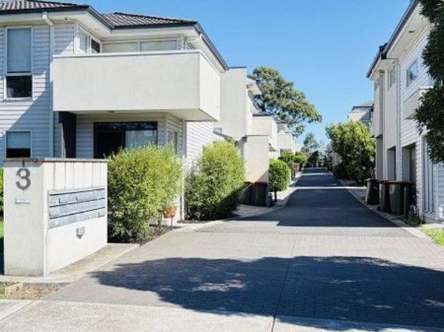 Modern Townhouse Near Train & Shopping