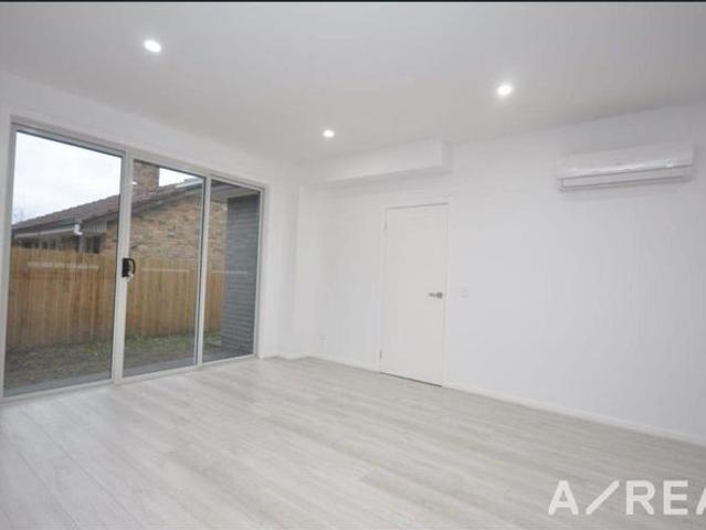 Contemporary Townhouse Offering Comfort and Convenience