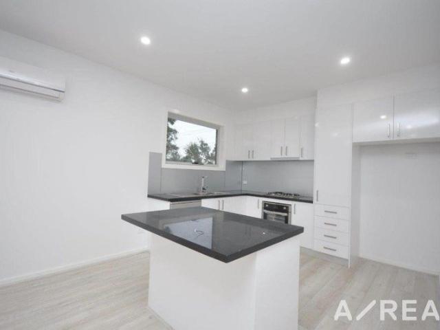 Contemporary Townhouse Offering Comfort and Convenience