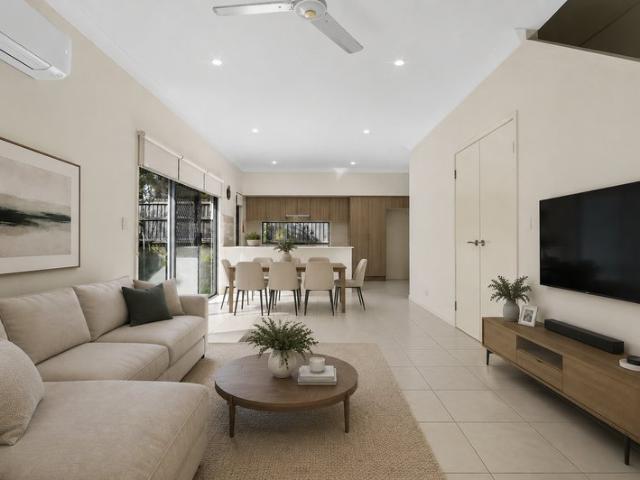 Contemporary Townhouse Offering Three Master Suites, Vacant & Move In Ready 5 Mins to Sunnybank Plaza!