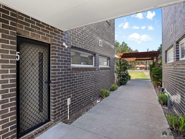 CONTEMPORARY TOWNHOUSE CHARM WITH EVERYDAY CONVENIENCE