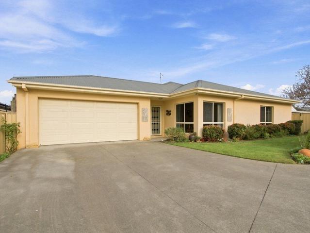 Contemporary Townhouse, Fantastic Location