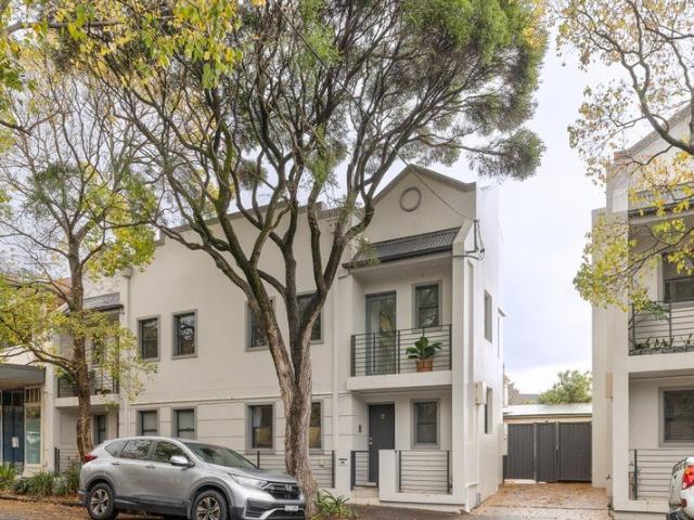 Contemporary townhouse in a connected pocket