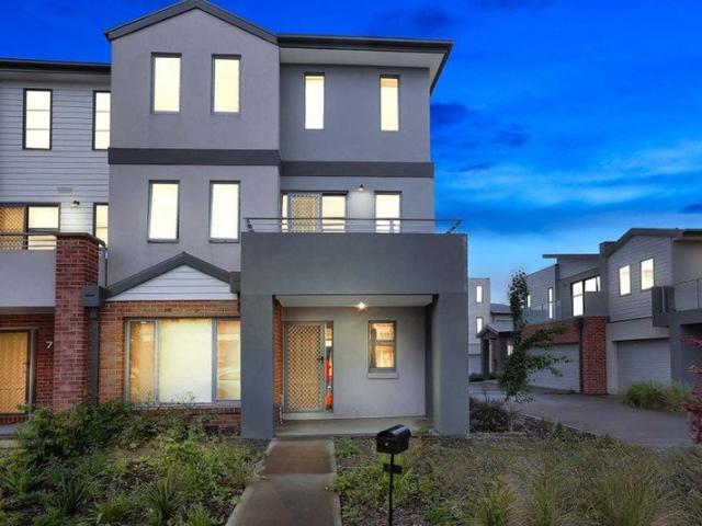 Contemporary Townhouse Living with Room for Everyone
