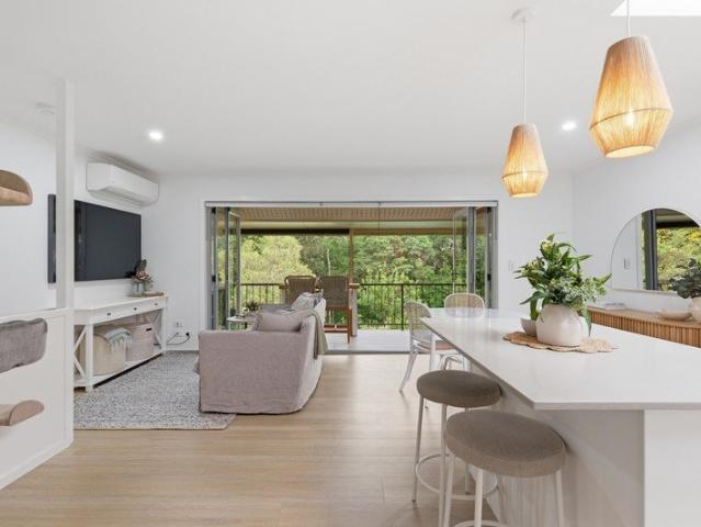 Contemporary Townhouse Living Backing onto Peaceful Bushland