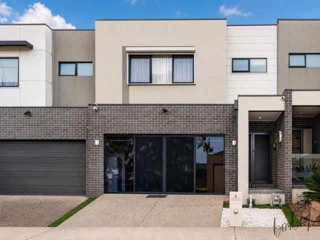 Contemporary Townhouse Living in the Heart of Aurora Estate