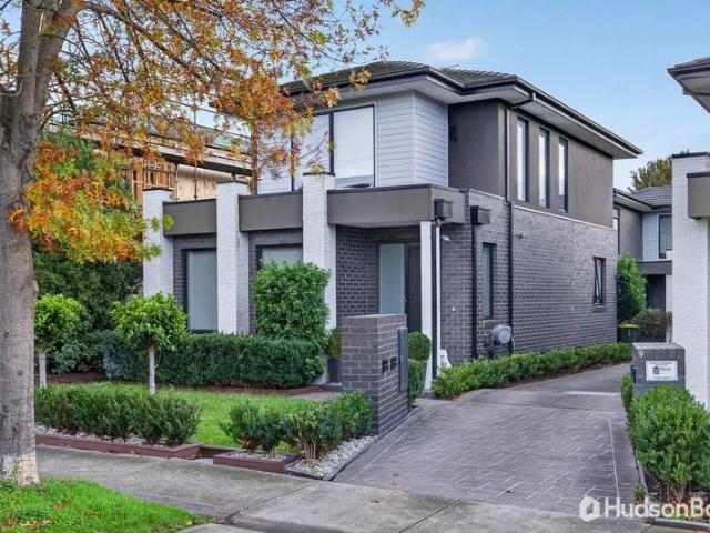 Contemporary Townhouse Living in the Heart of Bulleen
