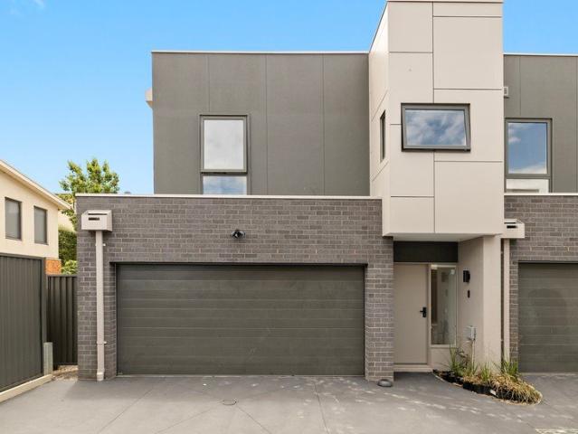 Contemporary Townhouse Living in a Convenient Ferntree Gully Location