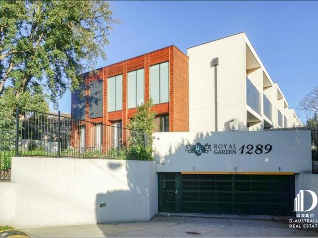 Contemporary Townhouse Living in a Prestigious Kew Location