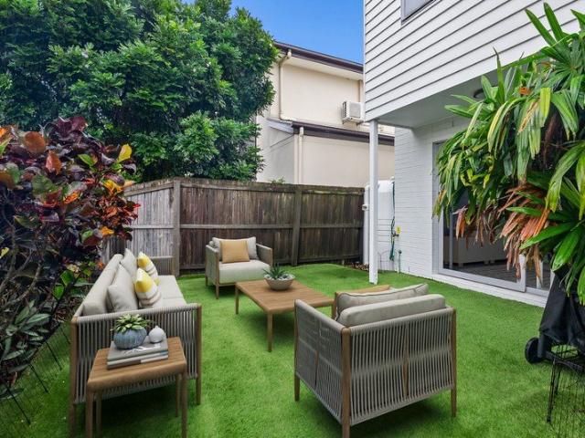 Contemporary Townhouse Vacant, Move In Now