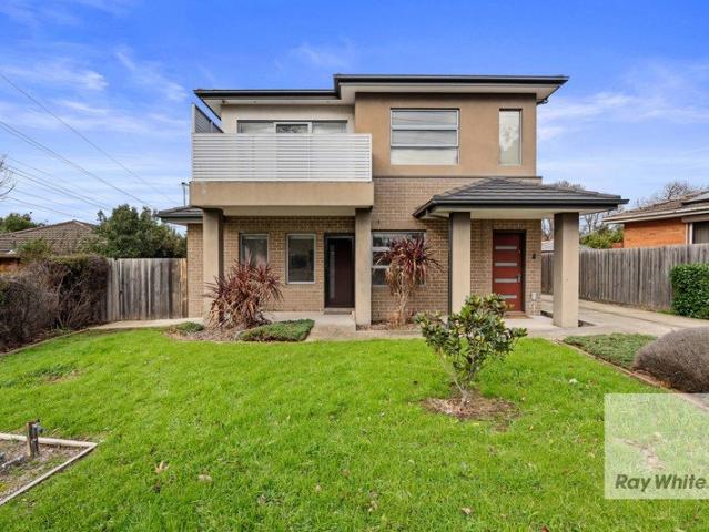 Contemporary Townhouse with Courtyard in the Heart of Bundoora