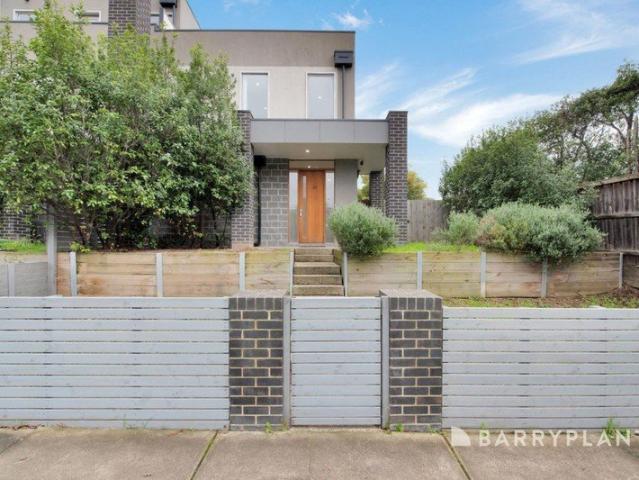 Contemporary Townhouse with Exceptional Convenience