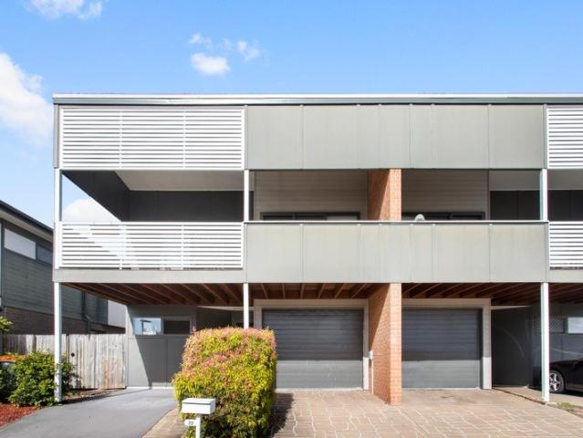 Contemporary Townhouse with Expansive Entertainer's Balcony