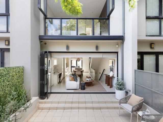 Contemporary townhouse with seamless in/outdoor design
