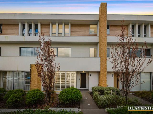 CONTEMPORARY TOWNHOUSE WITH STREET FRONTAGE