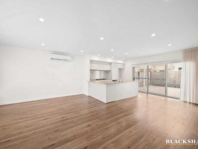 CONTEMPORARY TOWNHOUSE WITH STREET FRONTAGE