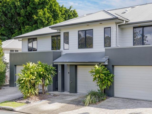 Contemporary Townhouse with Pool, Courtyard & Flexible Living