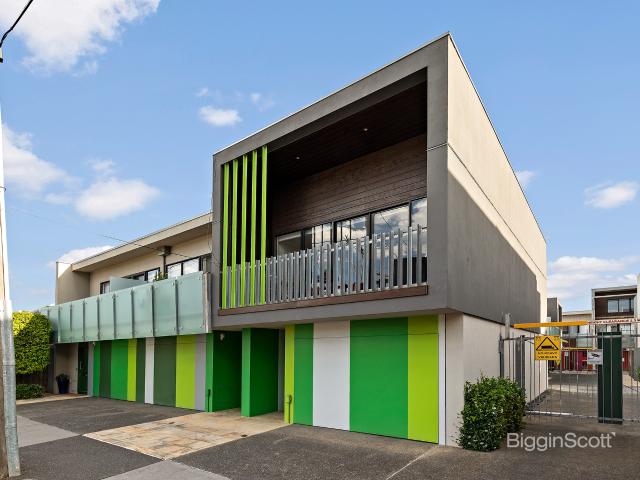 Contemporary Townhouse With The Best Of Richmond At Your Doorstep