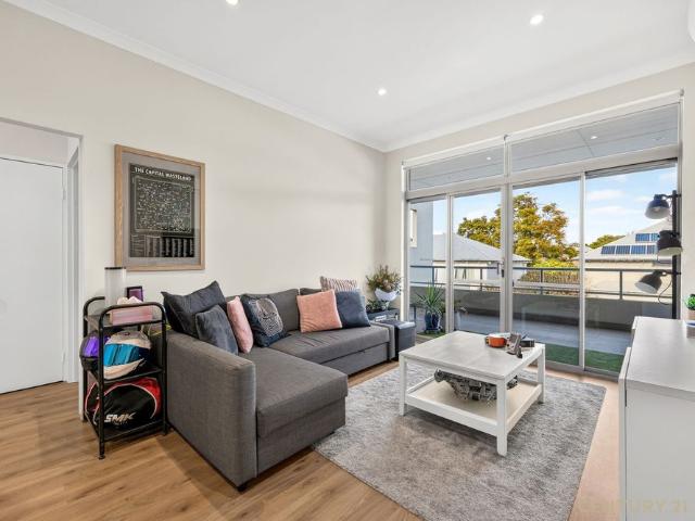 Contemporary Top Floor Apartment Available in the Heart of East Victoria Park&excl