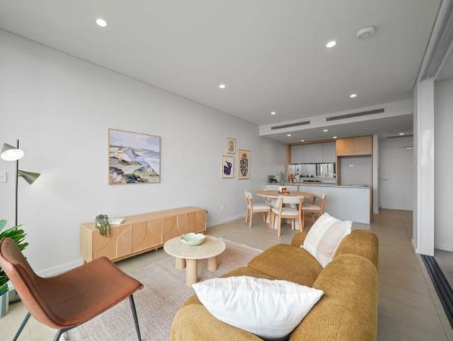 CONTEMPORARY TOP FLOOR WITH CITY VIEWS