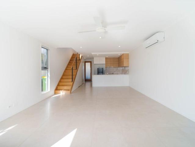 CONTEMPORARY TERRACE HOUSE IN ROBINA