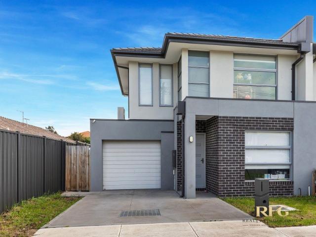 Contemporary Three Bedroom Townhouse in Prime St Albans Location
