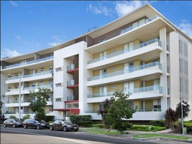 Contemporary Three Bedroom Apartment in the Prestigious Prince Henry Estate