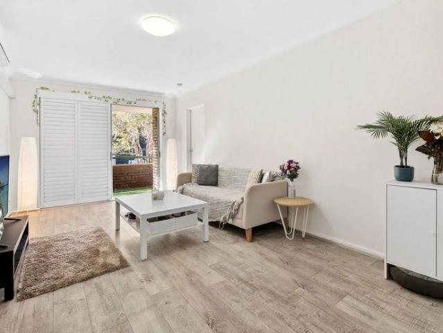 Contemporary Three Bedroom Apartment in Ultra Convenient Location