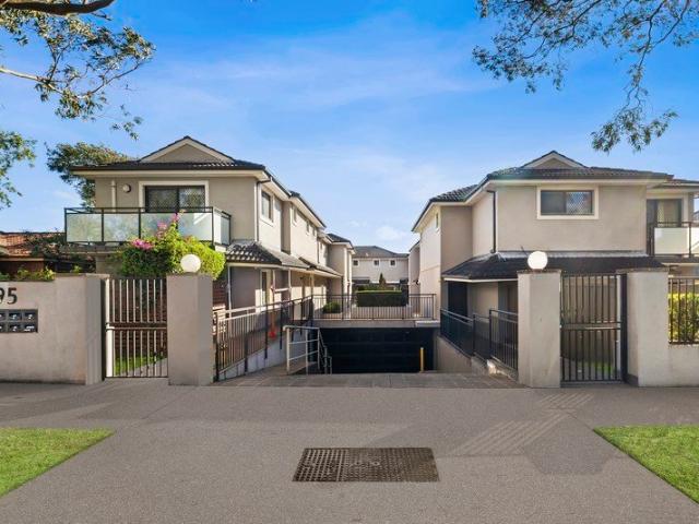 Contemporary Three Level Residence in a Peaceful Boutique Complex