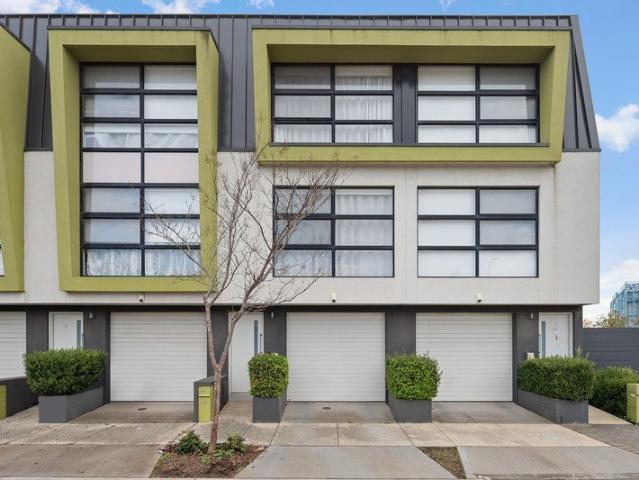 Contemporary Three Level Townhouse in the Heart of St Clair!