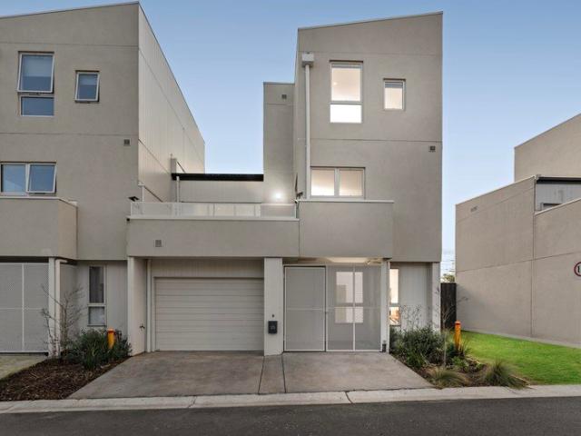 Contemporary Tri Level Living Walk to Station and Shops