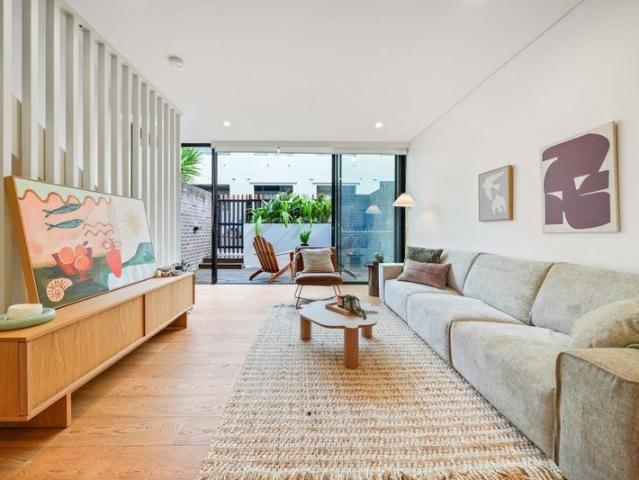 Contemporary Tri Level Townhouse in Premier Urban Setting