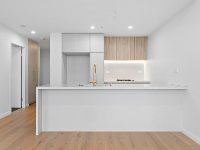 Contemporary Two Bedroom Apartment Steps to Metro