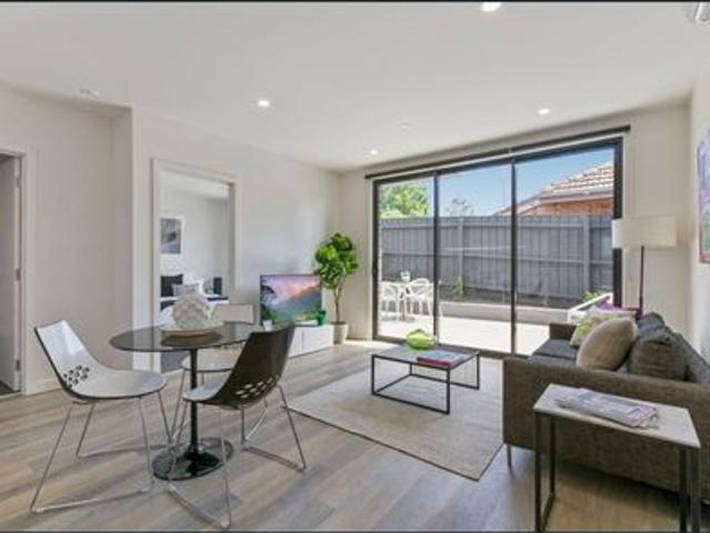 Contemporary Two Bedroom Apartment with Courtyard