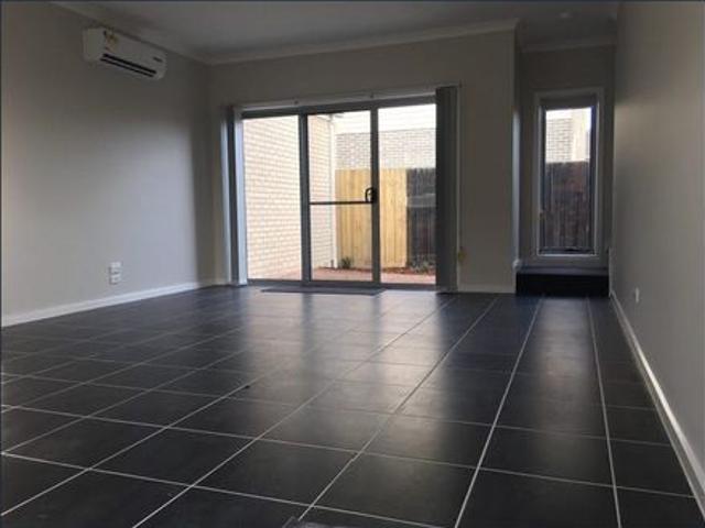 Contemporary TWO bedroom Townhouse in Altona North!