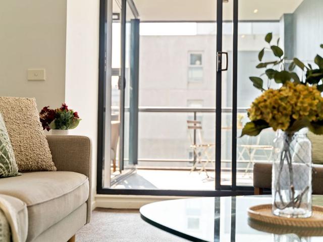CONTEMPORARY URBAN ONE BEDROOM APARTMENT WITH SUNDRENCHED BALCONY!