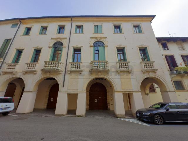 Contrà dei Torretti 7 vani 350mq