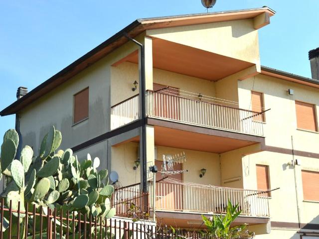 Contrada Monticchio 16 vani 435mq