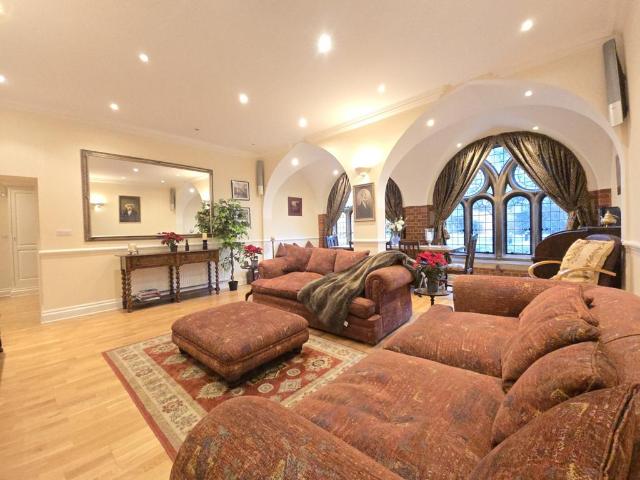 Convent Court, Windsor, SL4 2 bed flat to rent £3,300 pcm £762 pw