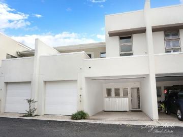 Convenient, Modern Town House Leafy & Peaceful Boutique Complex Central Gold Coast Location Low Maintenance Living