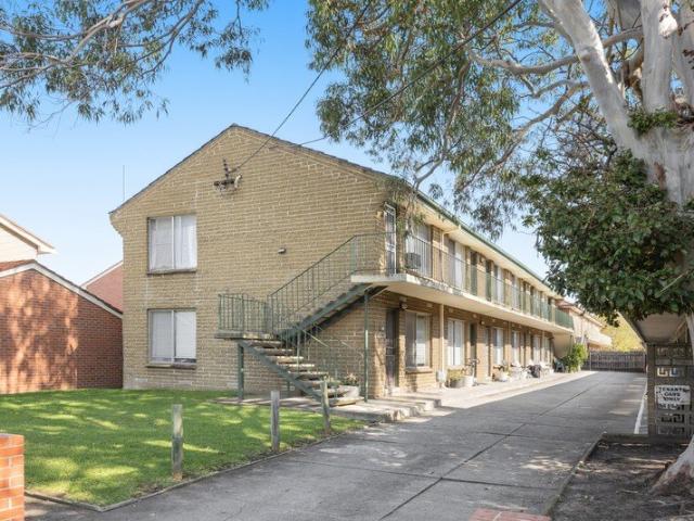 Convenient One Bedroom Apartment Close to Transport & Chadstone