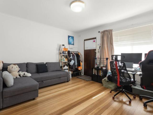 Convenient One Bedroom Apartment Close to Transport & Chadstone