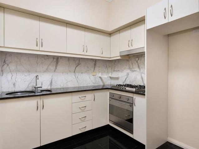 Convenient One Bedroom + Study In Prime Location