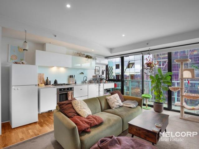 Convenient CBD Living in the Sought After Mondriane Building