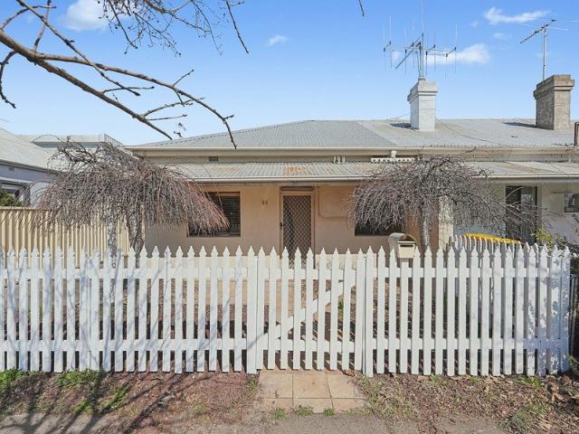 Convenient CBD Location, Low Maintenance & Ready to Move In!