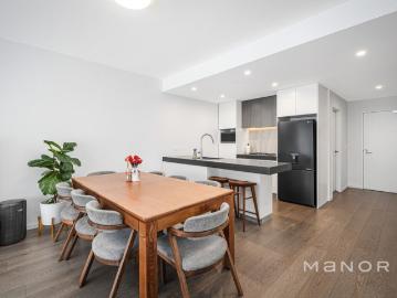 Convenient Charm, Top Floor Apartment In The Heart Of Winston Hills