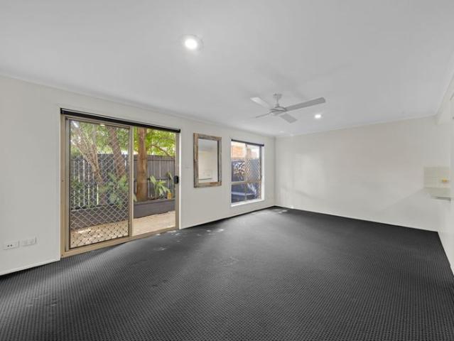 Convenient Coastal Living 3 Bedroom Home Close to Schools, Shops & Beaches