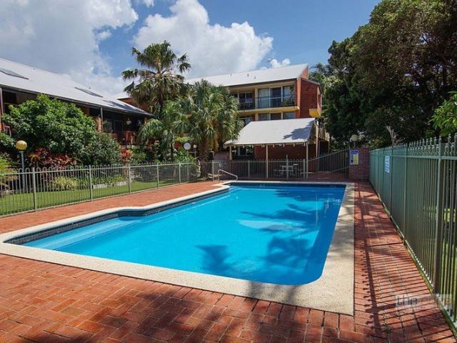 CONVENIENT COASTAL TOWNHOUSE