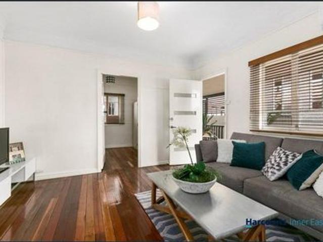 Convenient, Comfortable and Charming Welcome to 12 Jersey Street